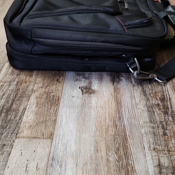 Xenon 3 Toploader Briefcase, Fits Devices Up‎ To 15.6", Polyester Black - Picture 4 of 15